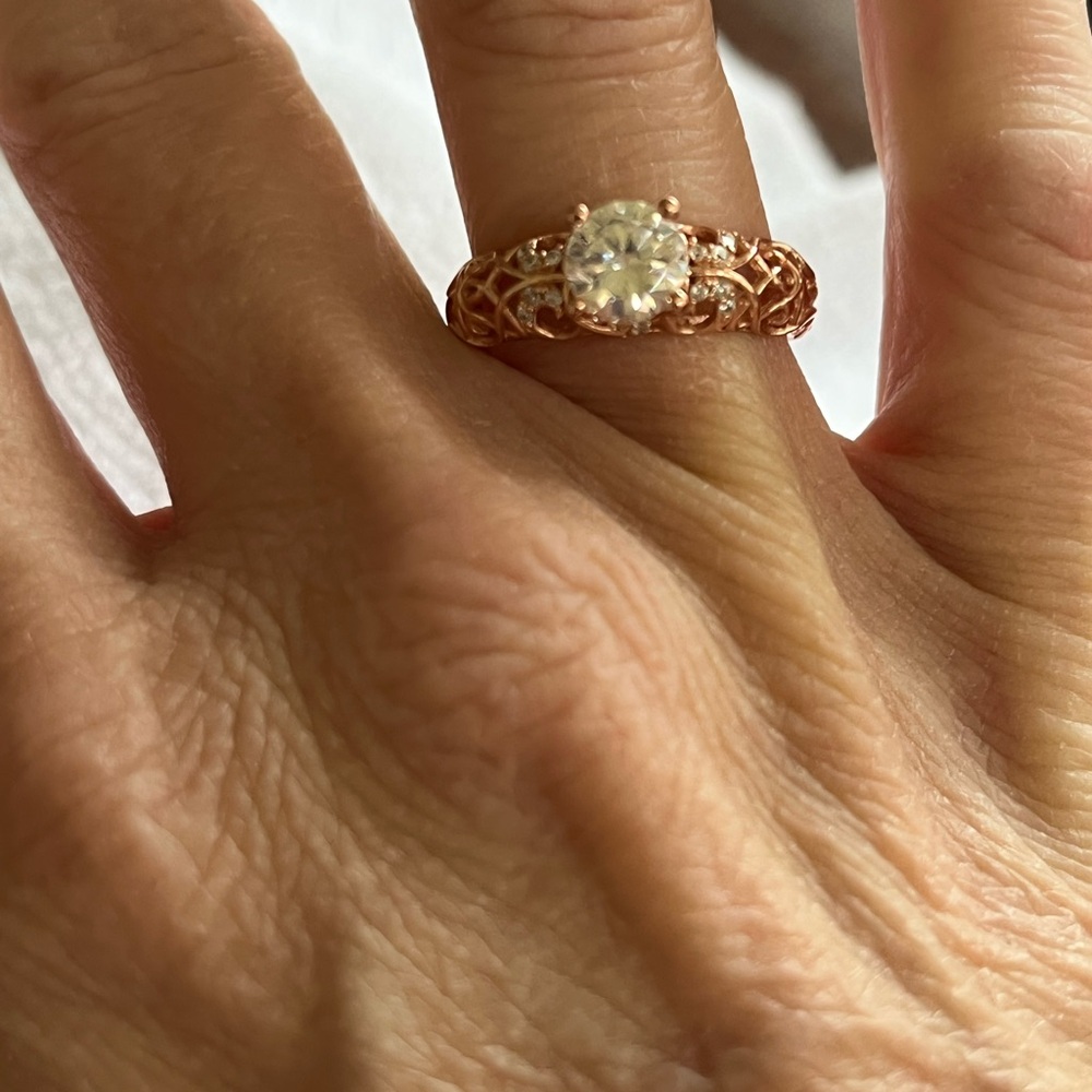Elegant Gold Women's Ring
